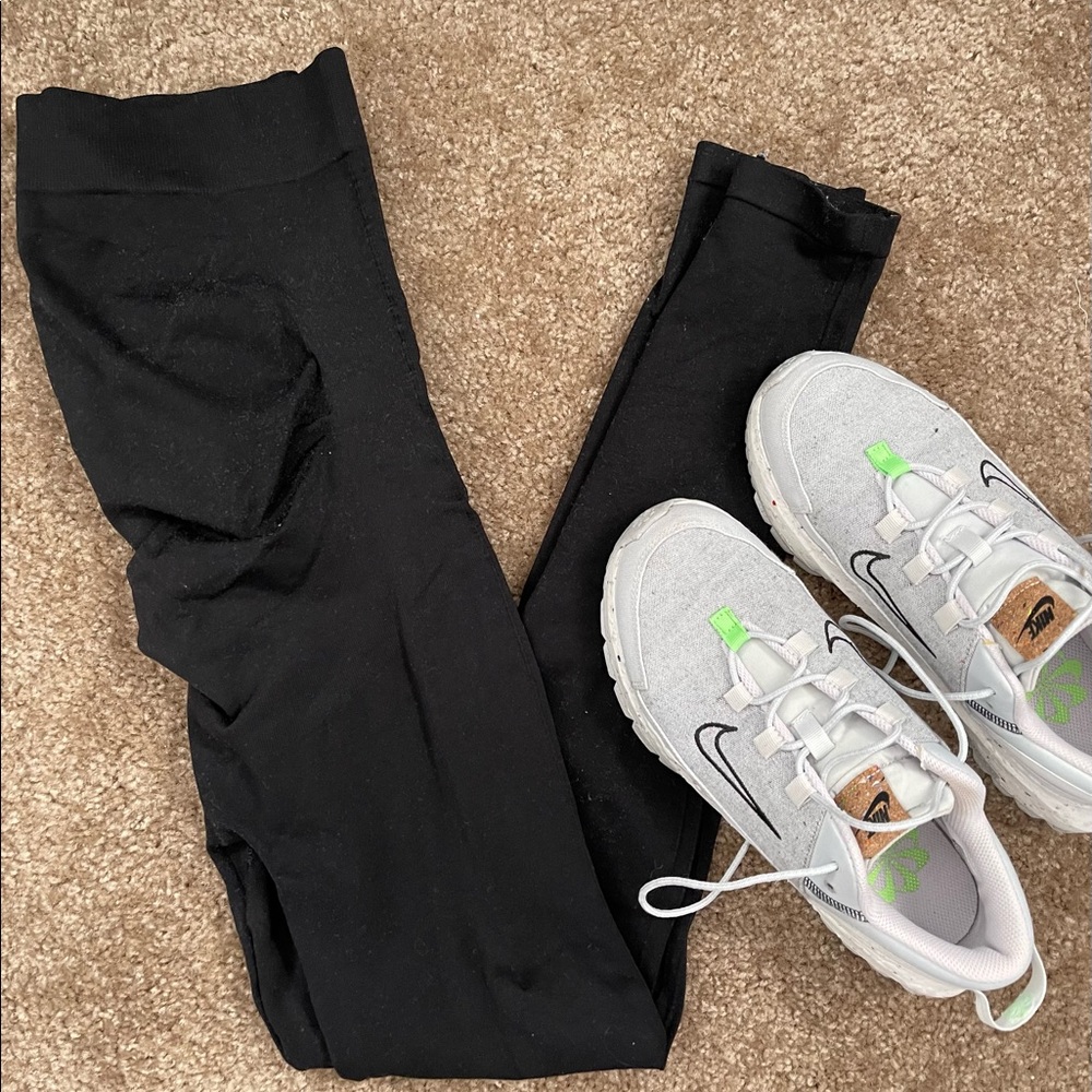 Blanqi black maternity leggings. Size medium.